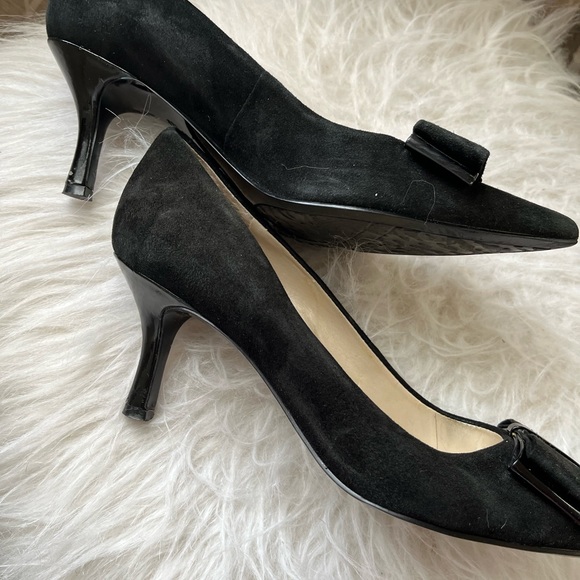 Anne Klein iflex Black suede with patent leather/suede bow-pump. - Picture 2 of 4